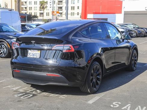 Used 2022 Tesla Model Y Long Range image 10