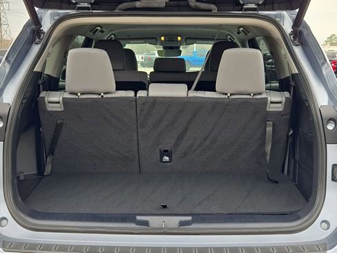 Used 2023 Toyota Highlander LE image 6