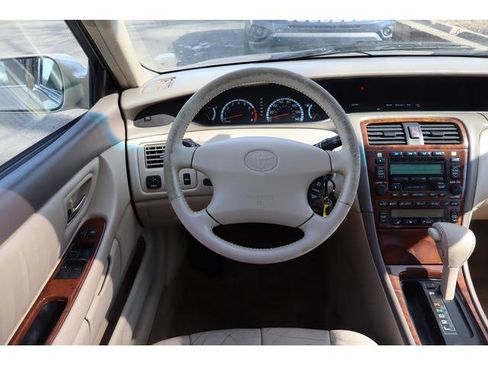Used 2001 Toyota Avalon XLS image 9