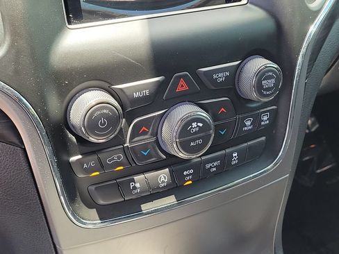 Used 2019 Jeep Grand Cherokee Laredo RWD image 24