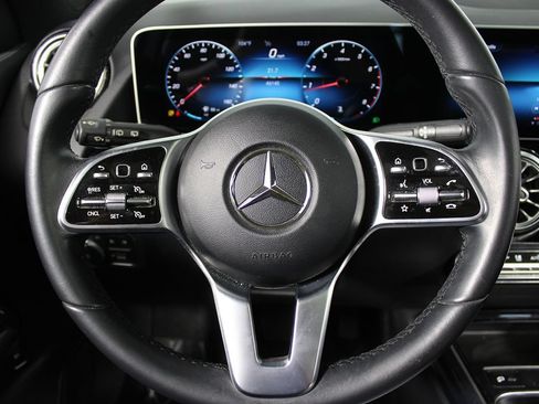 Used 2021 Mercedes-Benz GLA 250 4MATIC w/ Premium Package image 5