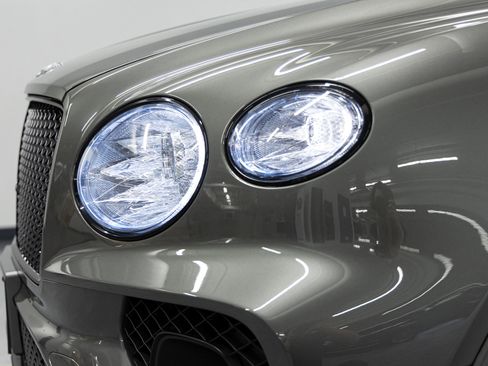 Used 2021 Bentley Bentayga image 11