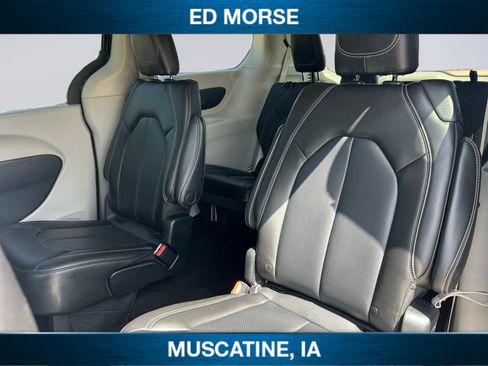 Used 2023 Chrysler Pacifica Touring-L FWD image 13