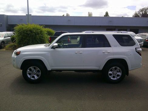 Used 2018 Toyota 4Runner SR5 Premium AWD/4WD image 2