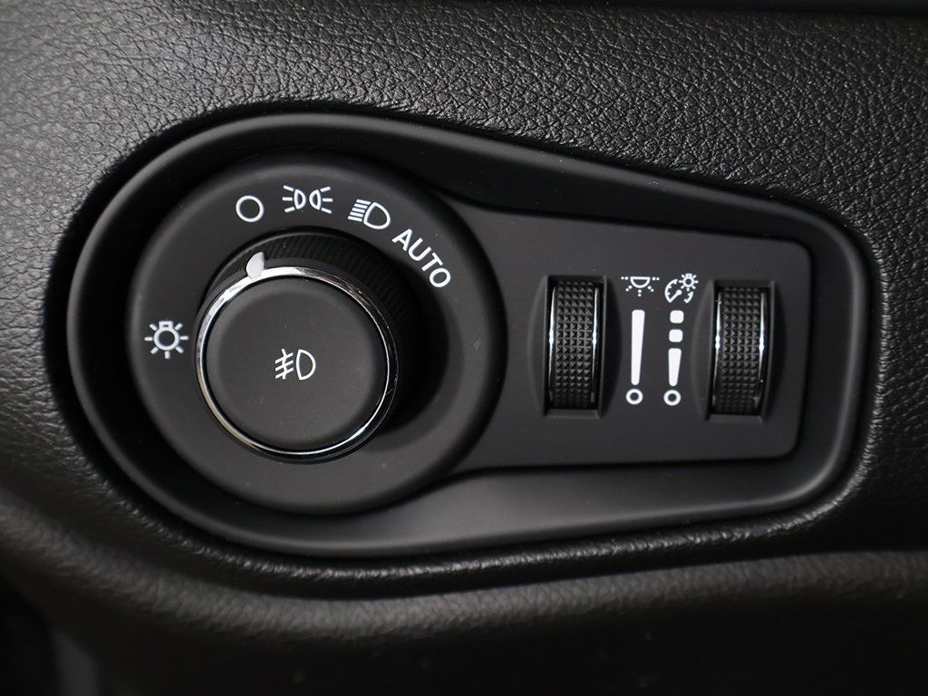 Used 2019 Jeep Renegade Latitude AWD/4WD image 33