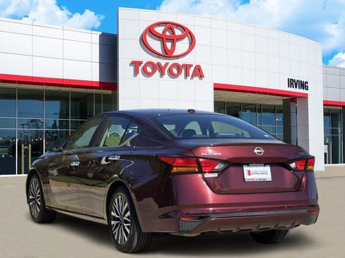 Used 2024 Nissan Altima 2.5 SV image 3