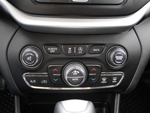 Used 2018 Jeep Cherokee Trailhawk w/ Comfort/Convenience Group AWD/4WD image 28