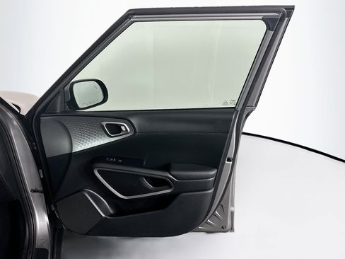 Used 2025 Kia Soul LX w/ LX Technology Package FWD image 30