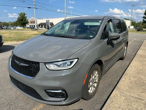 Used 2023 Chrysler Pacifica Touring-L FWD image 8