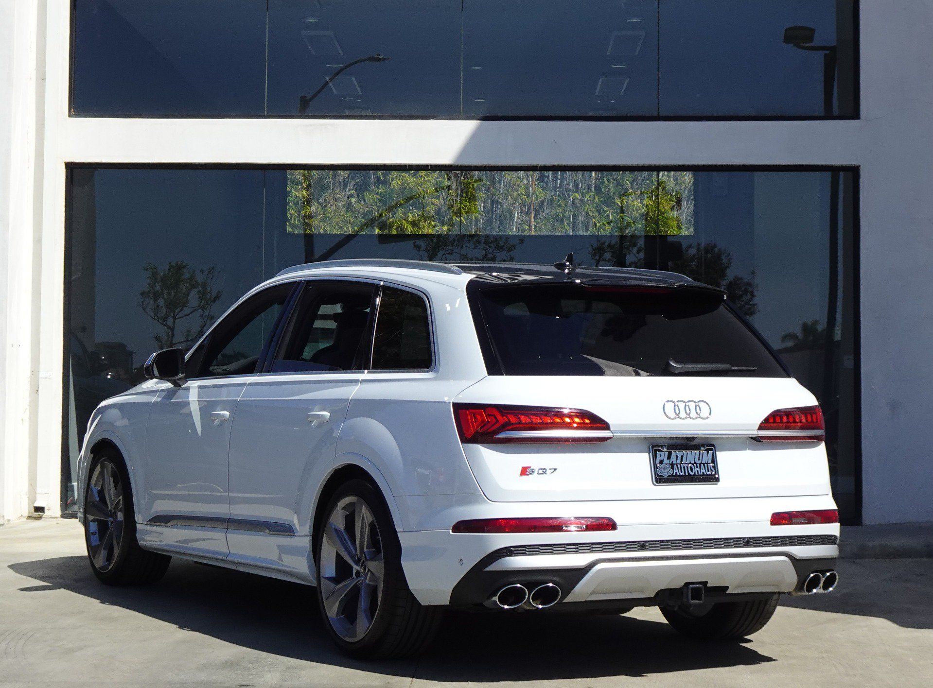Used 2023 Audi SQ7 Premium Plus w/ Towing Package AWD/4WD image 3