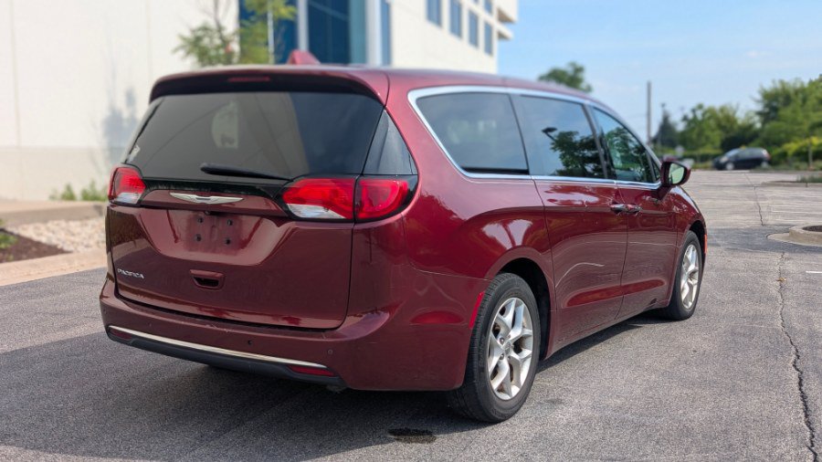 Used 2018 Chrysler Pacifica Touring Plus w/ Tire & Wheel Group FWD image 4