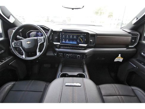 Used 2024 Chevrolet Silverado 2500 High Country w/ High Country Premium Package image 9