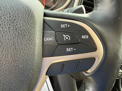 Used 2016 Jeep Cherokee Latitude w/ Cold Weather Group FWD image 19
