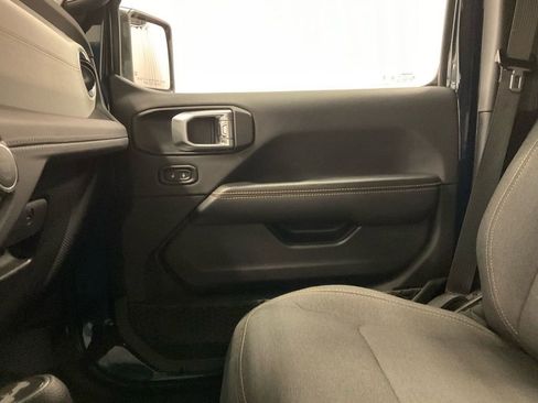 Used 2025 Jeep Wrangler Sahara image 22