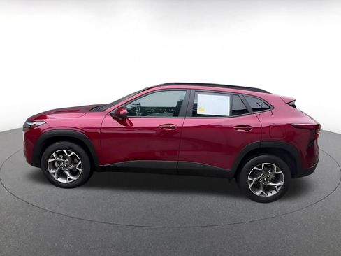 Used 2025 Chevrolet Trax LT w/ LT Convenience Package FWD image 9