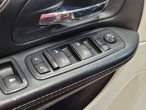 Used 2014 Chrysler Town & Country Touring w/ Driver Convenience Group image 27