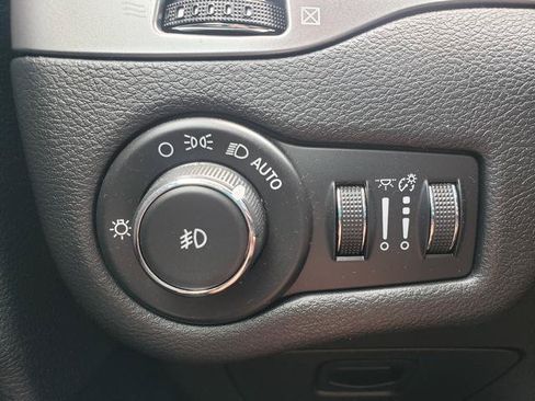 Used 2019 Jeep Cherokee Latitude Plus w/ Cold Weather Group AWD/4WD image 29