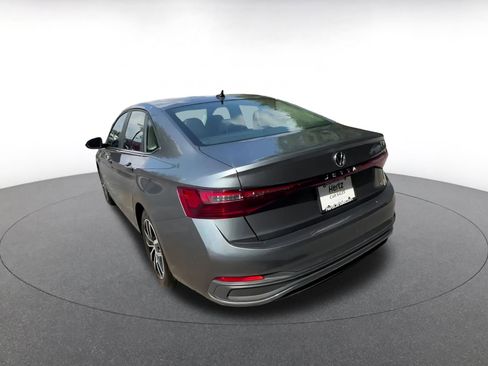 Used 2025 Volkswagen Jetta SE image 11