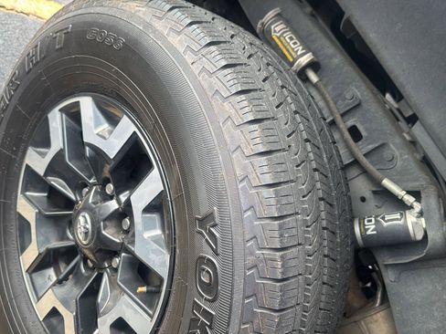 Used 2022 Toyota Tacoma TRD Off-Road w/ Technology Package image 9