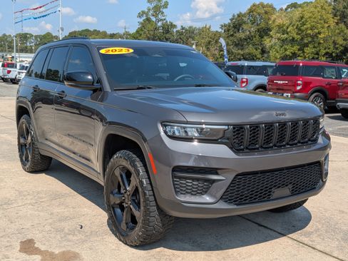 Used 2023 Jeep Grand Cherokee Altitude image 4