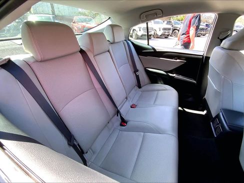 Used 2025 Toyota Camry XLE image 19