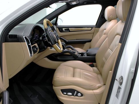 Used 2019 Porsche Cayenne image 32