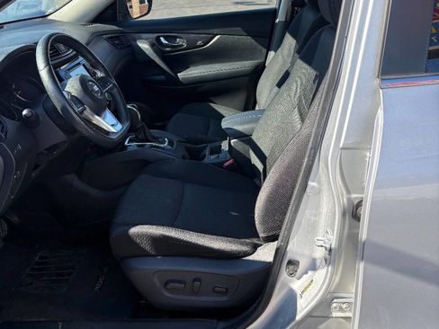 Used 2017 Nissan Rogue SV w/ SV Premium Package image 23