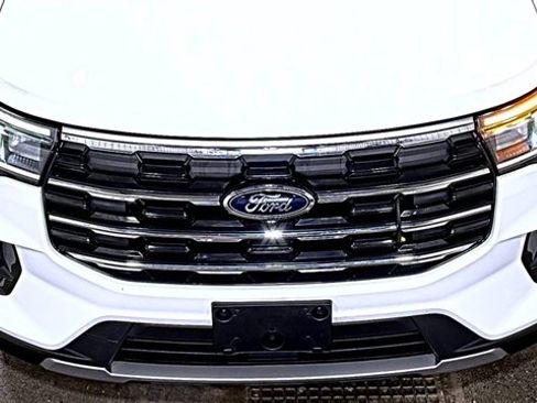 Used 2026 Ford Explorer Active w/ Active Comfort Package AWD/4WD image 4