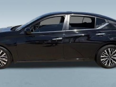 Used 2023 Nissan Altima 2.5 SV w/ SV Premium Package FWD image 3