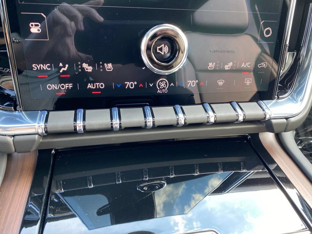 Used 2026 GMC Yukon Denali w/ Sun & Power Step Package AWD/4WD image 23