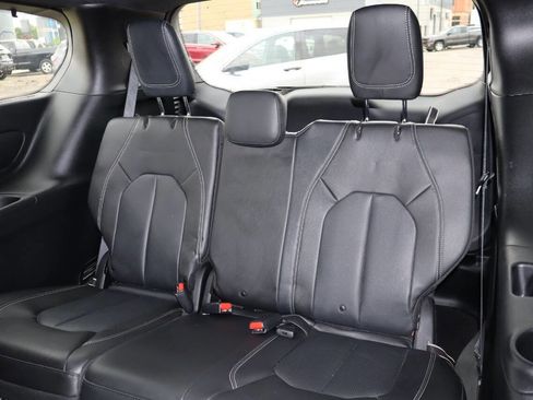 Used 2019 Chrysler Pacifica Touring-L w/ S Appearance Package FWD image 13