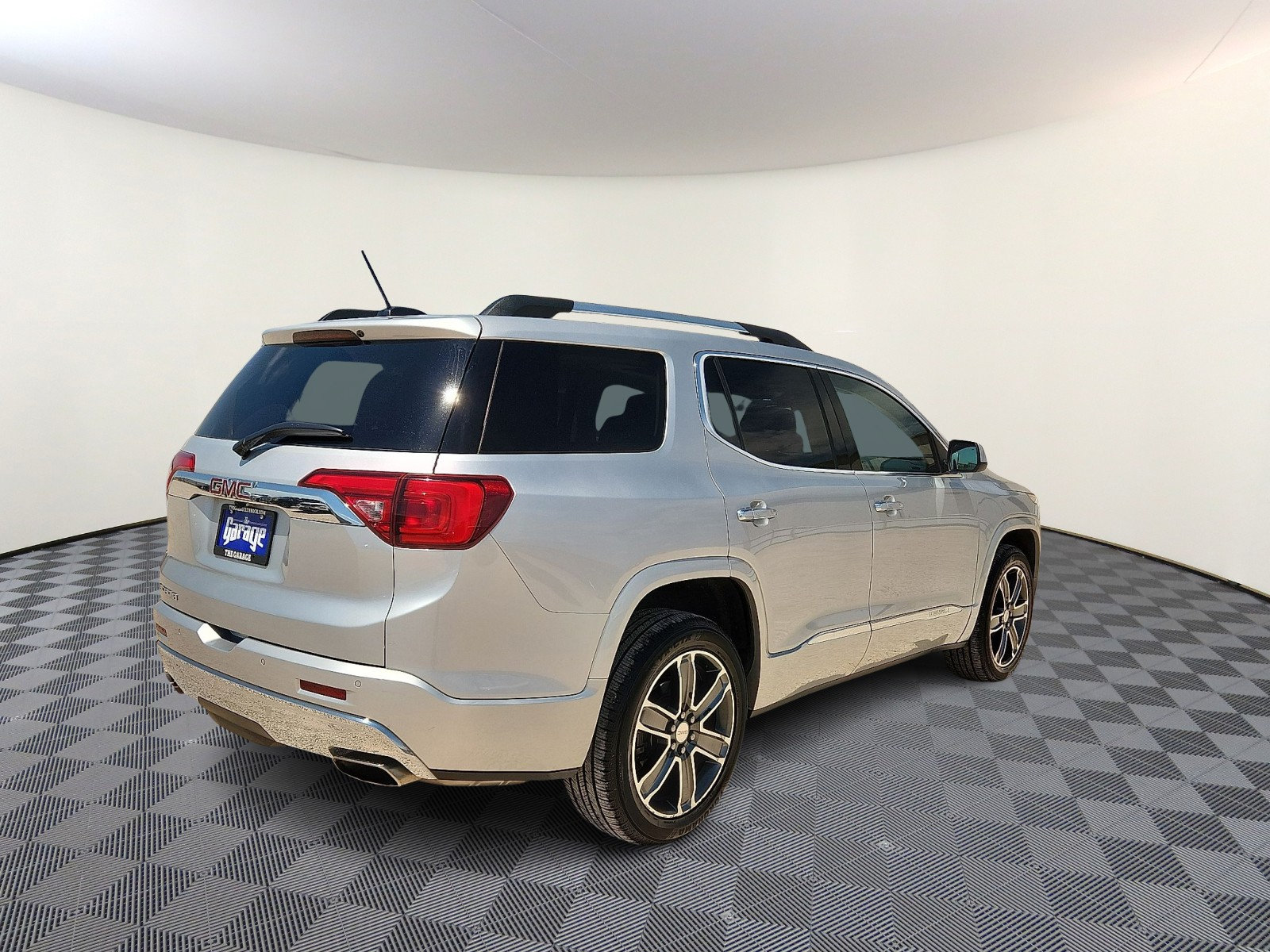 Used 2017 GMC Acadia Denali w/ Technology Package FWD image 4