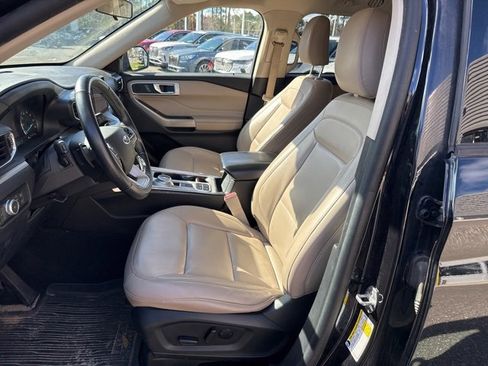 Used 2021 Ford Explorer XLT w/ Equipment Group 202A image 9
