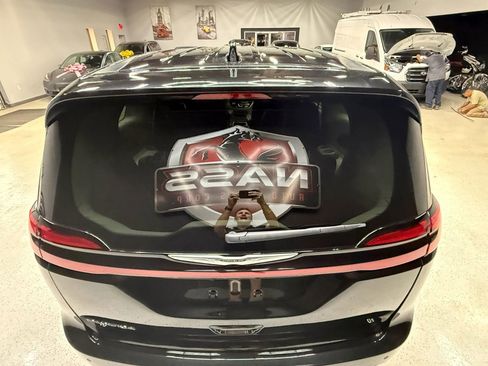 Used 2023 Chrysler Pacifica Touring-L image 15