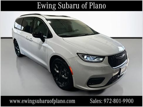 Used 2025 Chrysler Pacifica Limited FWD image 1