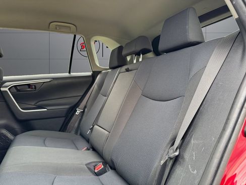 Used 2019 Toyota RAV4 LE w/ Carpet Mat Package AWD/4WD image 18