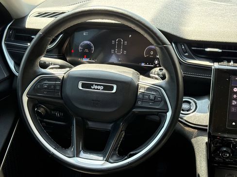 Used 2022 Jeep Grand Cherokee Laredo w/ Luxury Tech Group I RWD image 14