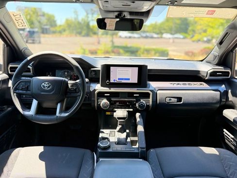 Certified 2025 Toyota Tacoma SR5 AWD/4WD image 22