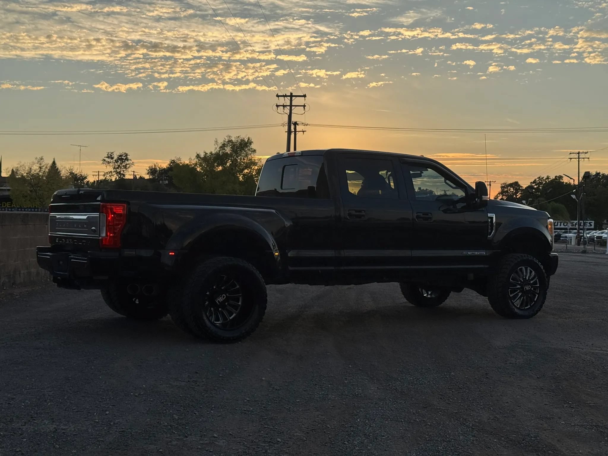 Used 2017 Ford F350 Lariat AWD/4WD image 5