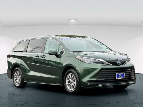 Used 2024 Toyota Sienna LE AWD/4WD image 8