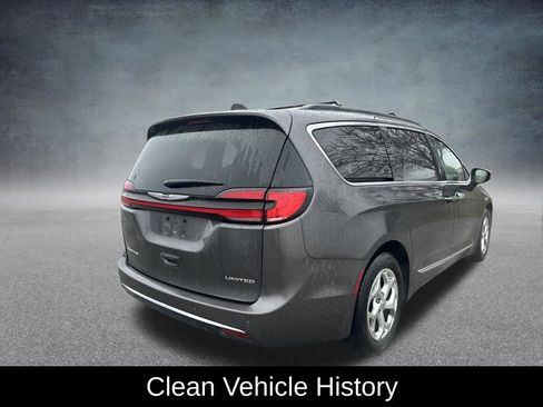 Used 2023 Chrysler Pacifica Limited image 3