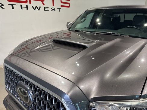 Used 2019 Toyota Tacoma TRD Sport image 9