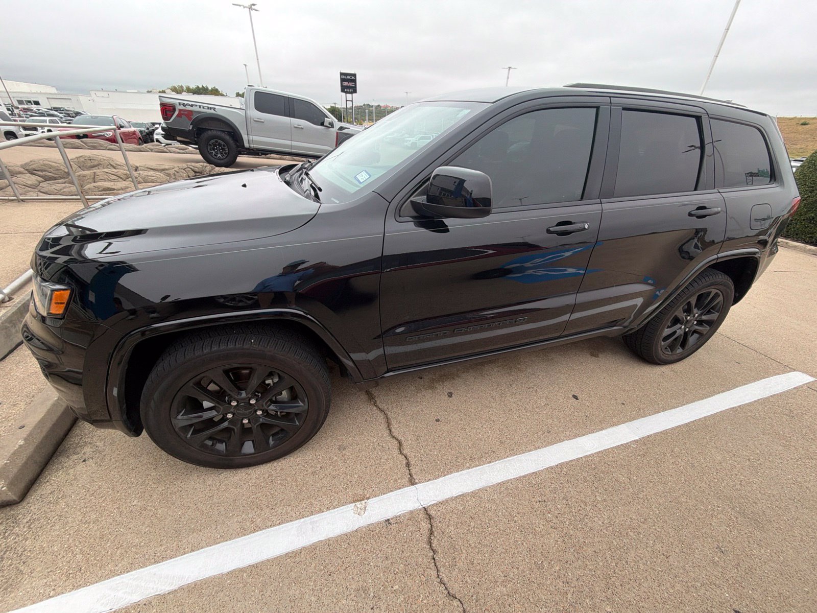 Used 2022 Jeep Grand Cherokee Laredo X AWD/4WD image 3
