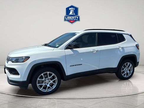 Used 2023 Jeep Compass Latitude AWD/4WD image 4