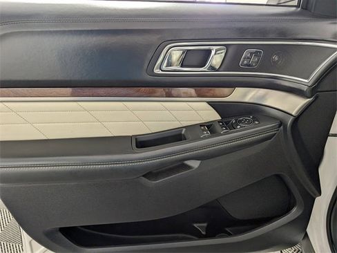 Used 2017 Ford Explorer Platinum image 16