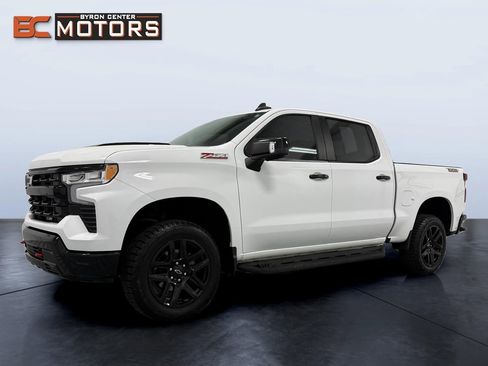 Used 2022 Chevrolet Silverado 1500 LT Trail Boss w/ LT Trail Boss Premium Package AWD/4WD image 2
