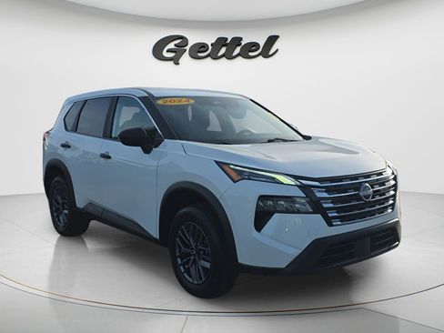 Used 2024 Nissan Rogue S FWD image 3