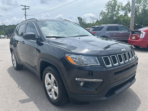 Used 2018 Jeep Compass Latitude FWD image 3