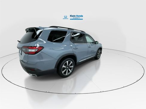 Certified 2023 Honda Pilot Touring image 2