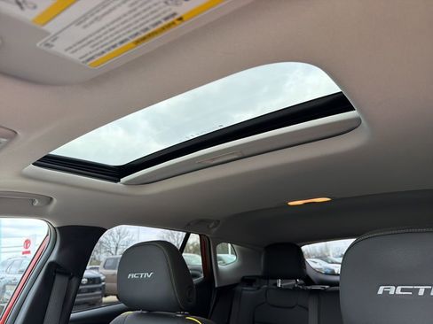 Used 2024 Chevrolet Trax ACTIV w/ Sunroof Package image 22